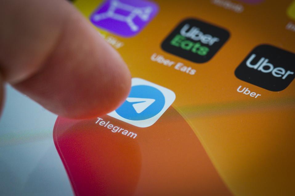 Apple and Google let alleged crypto fraud market owner onto app stores
