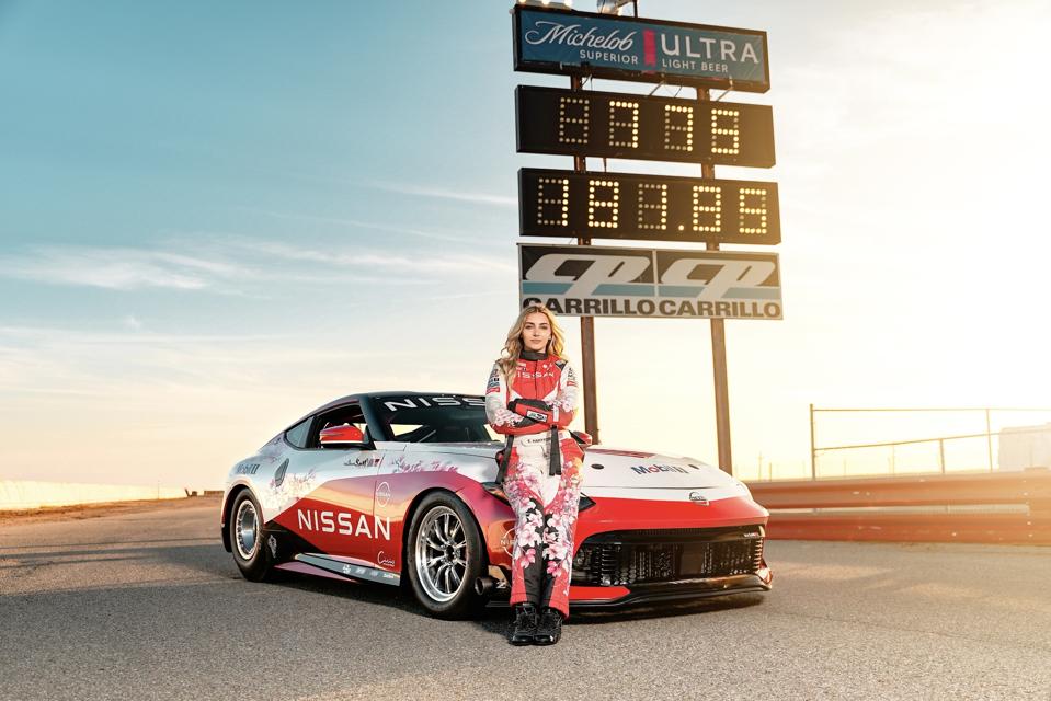 エメリル Emelia Hartford's Nissan Z Crushes Quarter-Mile World Record