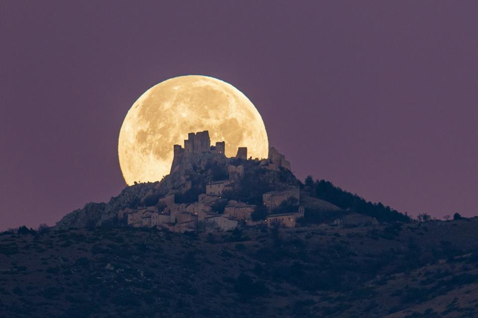 Nikmati dan Abadikan Indahnya Full Flower Moon 12 Mei 2025 dengan Tips Fotografi