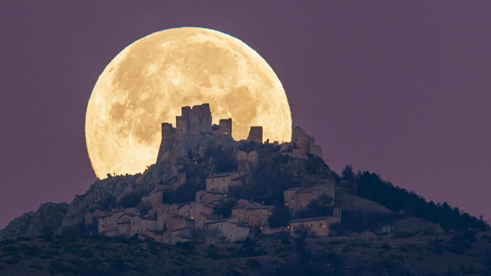 Nikmati dan Abadikan Indahnya Full Flower Moon 12 Mei 2025 dengan Tips Fotografi