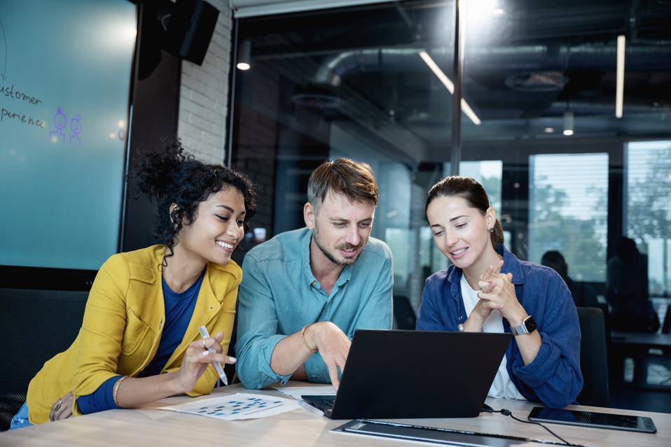 Transformasi Pemilihan Pemasok dengan AI dan Machine Learning untuk Bisnis Lebih Efisien