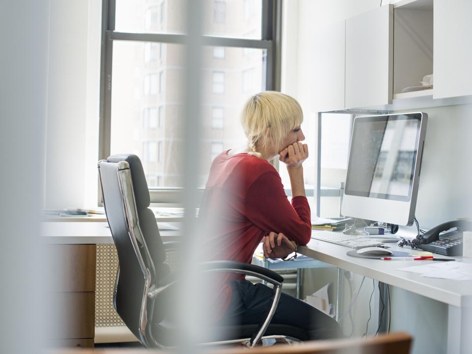 Mengatasi Imposter Syndrome dengan Bantuan AI Generatif: Peluang dan Risiko