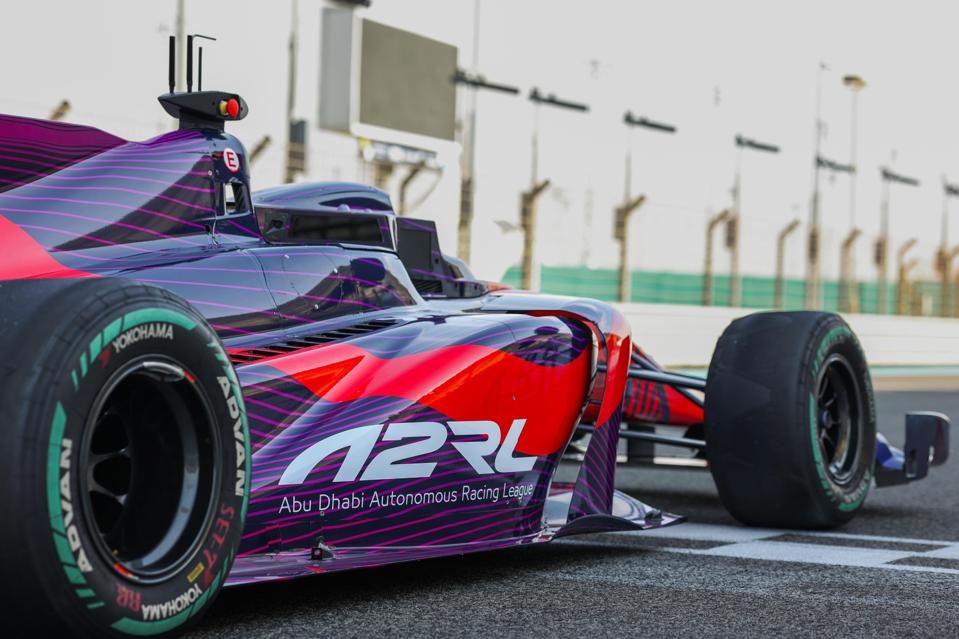 Mobil Balap Otonom Abu Dhabi Tantang Pembalap Manusia di Lintasan F1