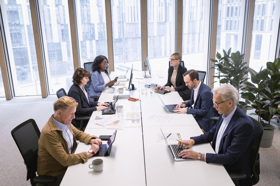 Bagaimana Dewan Direksi Mengelola Risiko dan Peluang AI secara Strategis