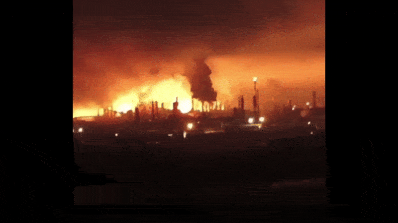 La refinería de Kstovo arde.