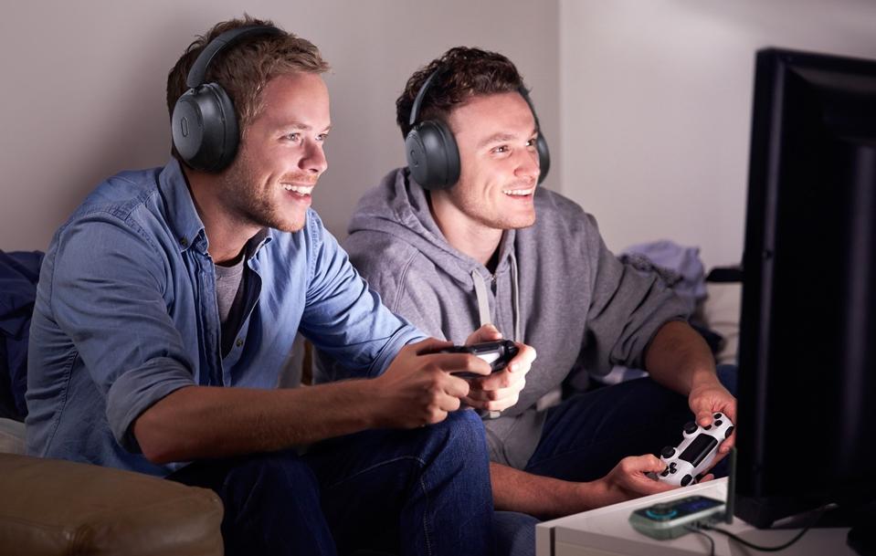 Solusi Headphone Nirkabel MIXX StreamQ Untuk Tontonan Malam Tanpa Gangguan