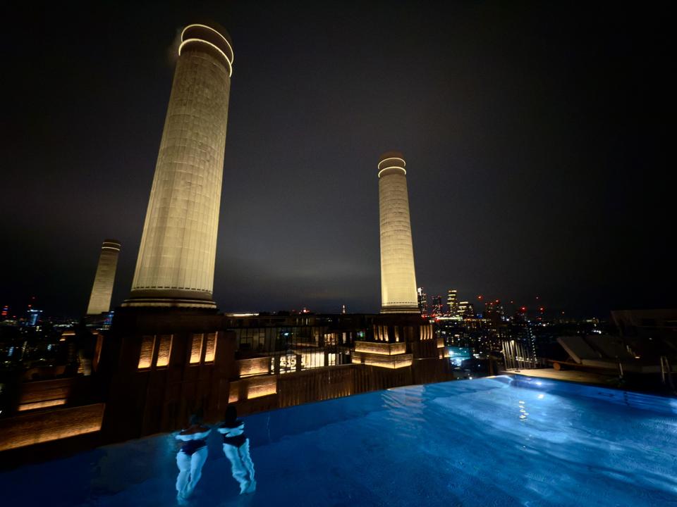 Mengapa Asap Muncul dari Cerobong Bersejarah di Battersea Power Station Kini?