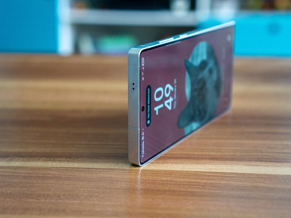 A closeup of the Samsung Galaxy S25 Ultra corners.