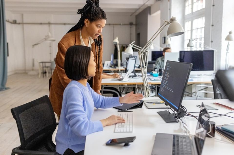 Strategi SaaS Hadapi Revolusi AI: Adaptasi atau Tertinggal