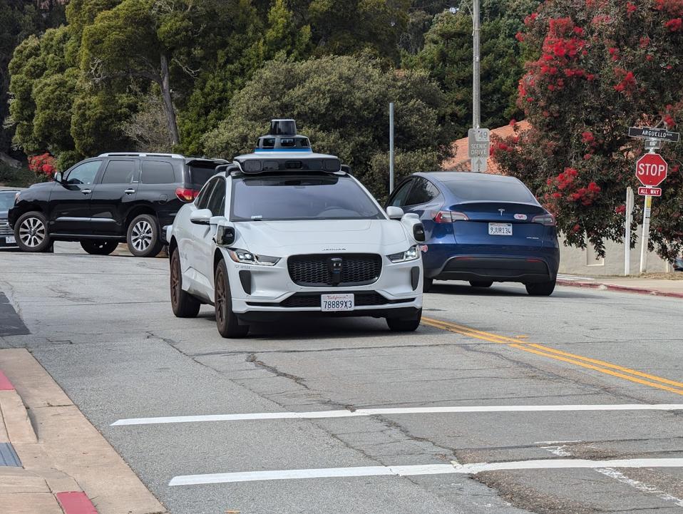 Mengukur Keandalan Mobil Swakemudi: Perbandingan Waymo dan Tesla