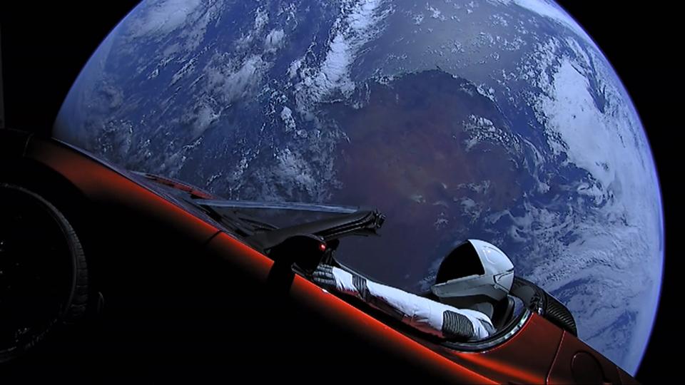 Tesla Roadster di Antariksa: Kontroversi Sampah Luar Angkasa Elon Musk
