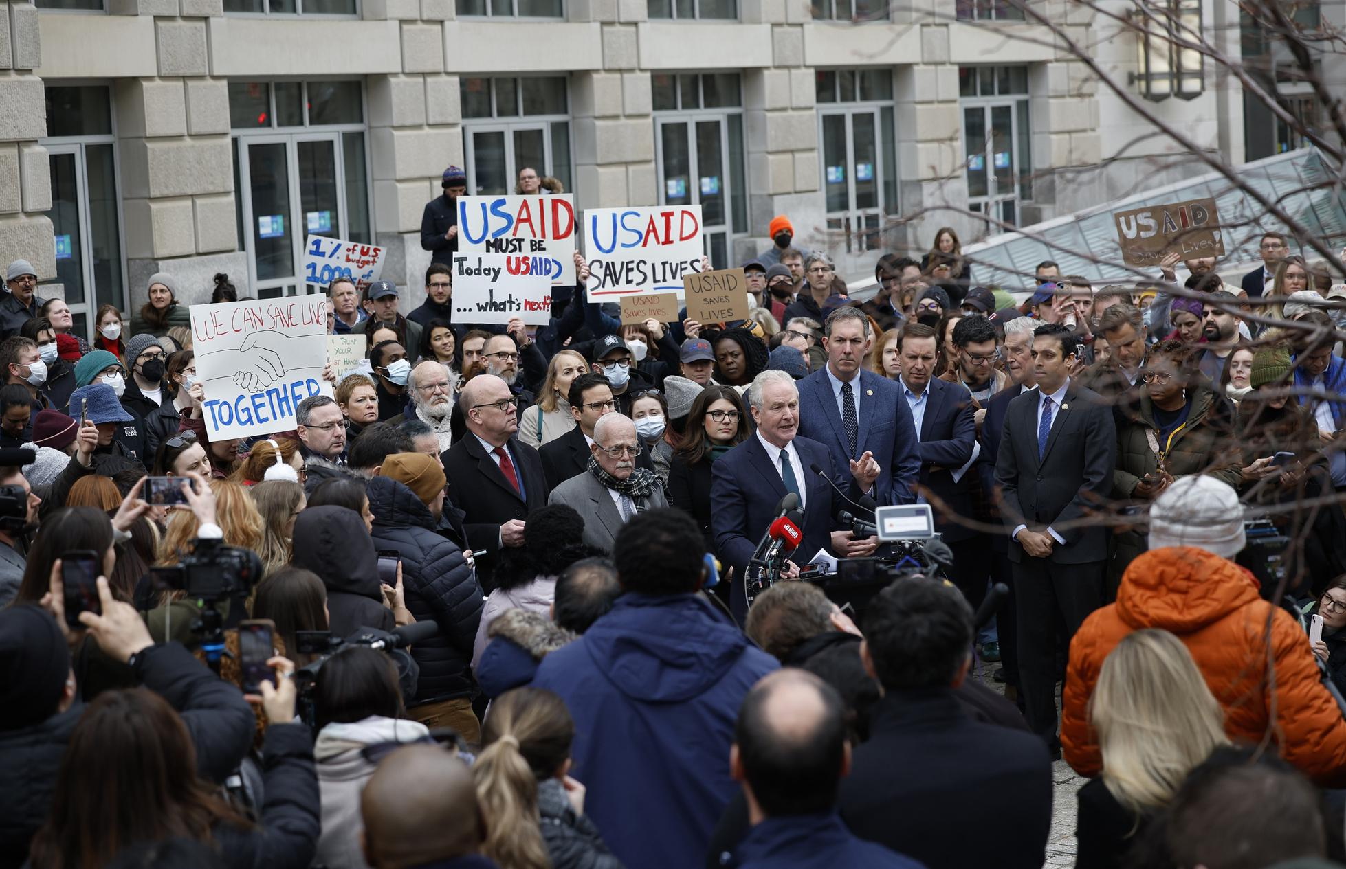 Krisis USAID, Inovasi Obat, dan Kontroversi Politik Kesehatan di AS