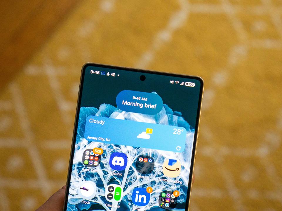 A closeup of the Samsung Galaxy S25 Ultra Now Bar.