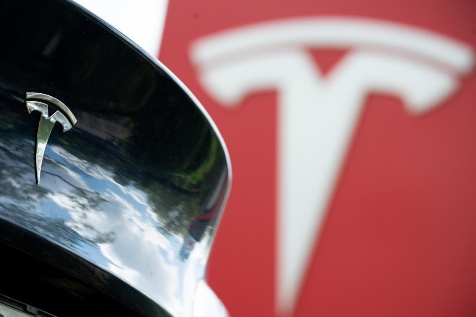 Elon Musk Akui Mobil Tesla Perlu Upgrade Hardware untuk Full Self-Driving