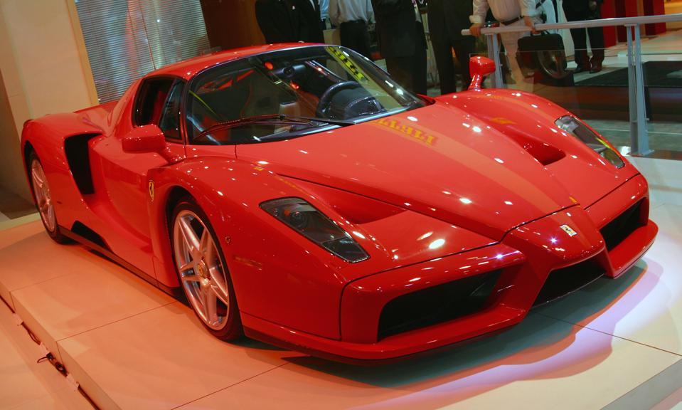 Ferrari Tetap Mengkilap: Mobil Listrik Pertama dan Laba Meningkat di 2025