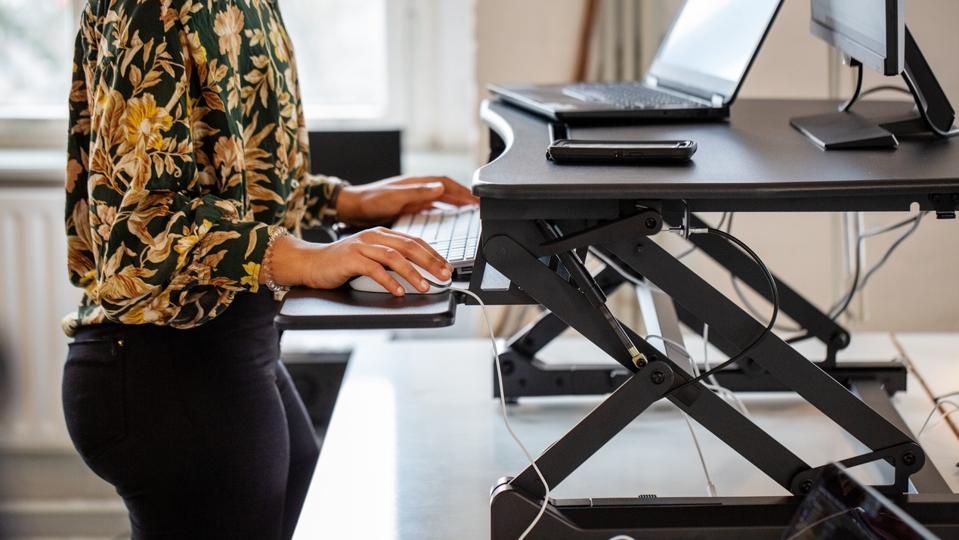 Cara Mudah Memulai Berdiri di Meja Kerja untuk Sehat dan Nyaman