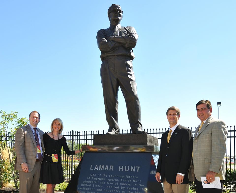 Ông trùm tỷ phú Clark Hunt của đội Chiefs nói về việc xây dựng một đế chế - cả trong và ngoài sân cỏ.