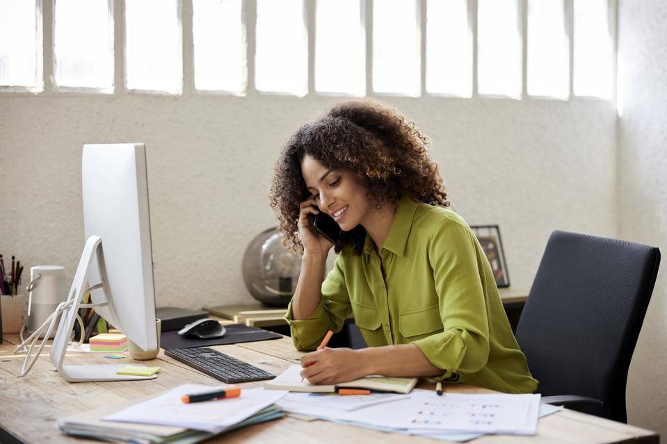 Mengapa Generasi Z Lebih Memilih Telepon untuk Layanan Pelanggan di Era AI