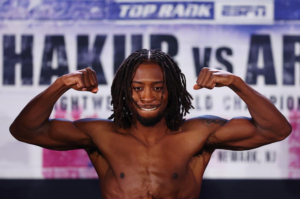 Pertarungan Dunia Tinju Berkelas di Friday Night dengan Drama Rasisme