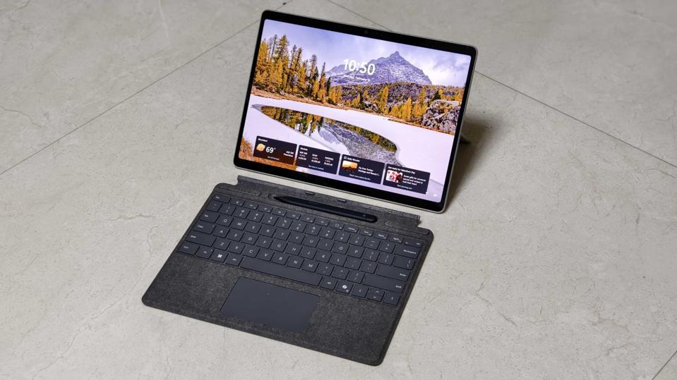 Microsoft Surface Pro 11: Laptop 2-in-1 Ringan dengan Performa dan Layar Memukau