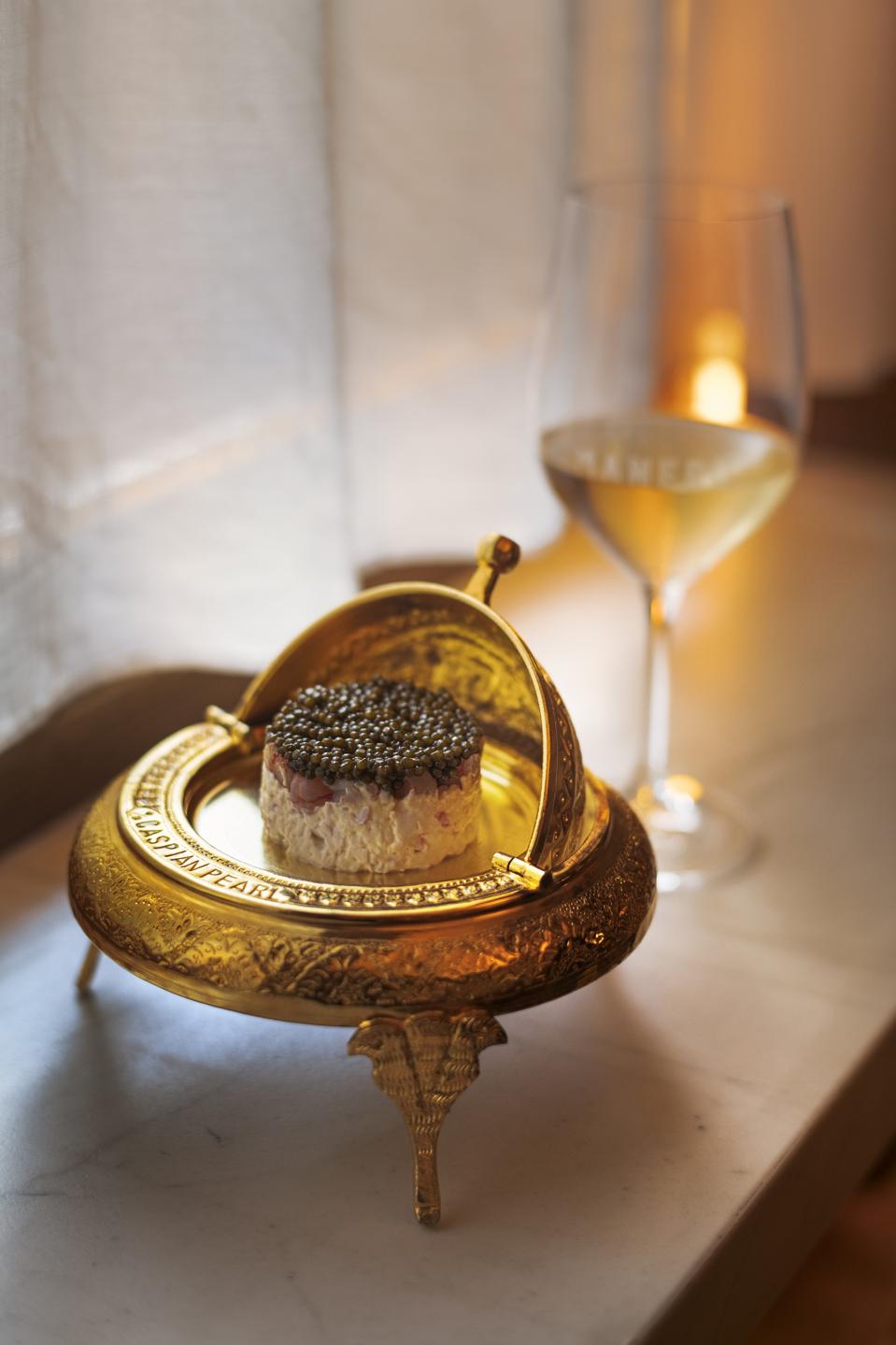 Caviar con Tartar de Gamba Roja y Ensaladilla de Marisco