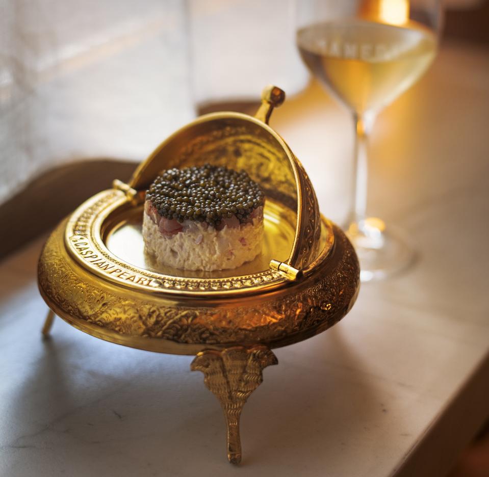 Caviar con Tartar de Gamba Roja y Ensaladilla de Marisco
