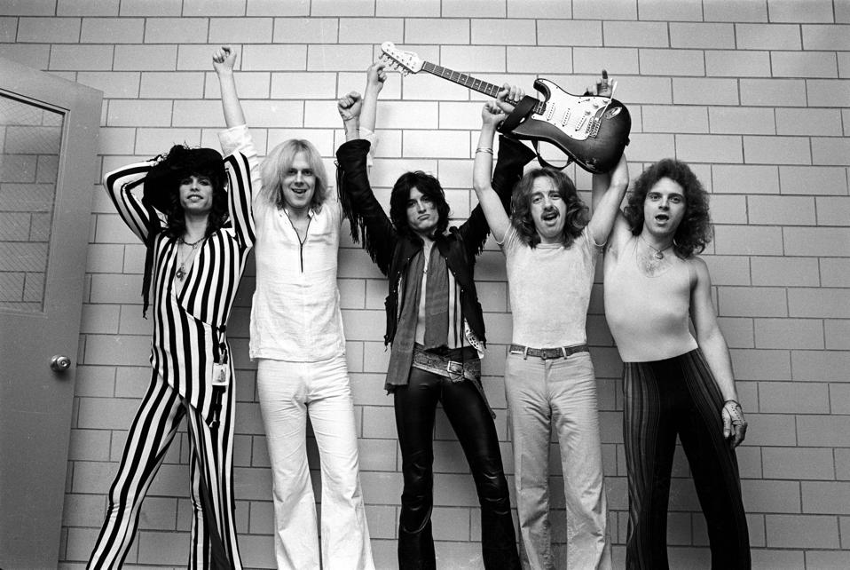 Photo of AEROSMITH and Tom HAMILTON and Steven TYLER and Joey KRAMER and Joe PERRY and Brad WHITFORD