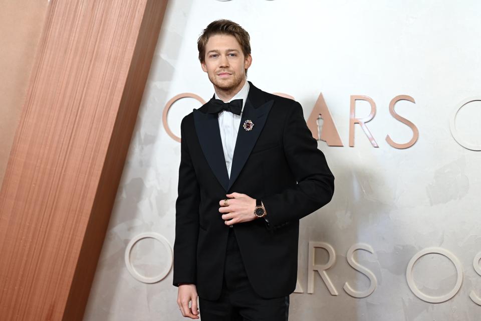 Joe Alwyn wears Bulgari. (Photo by Gilbert Flores/Penske Media via Getty Images)
