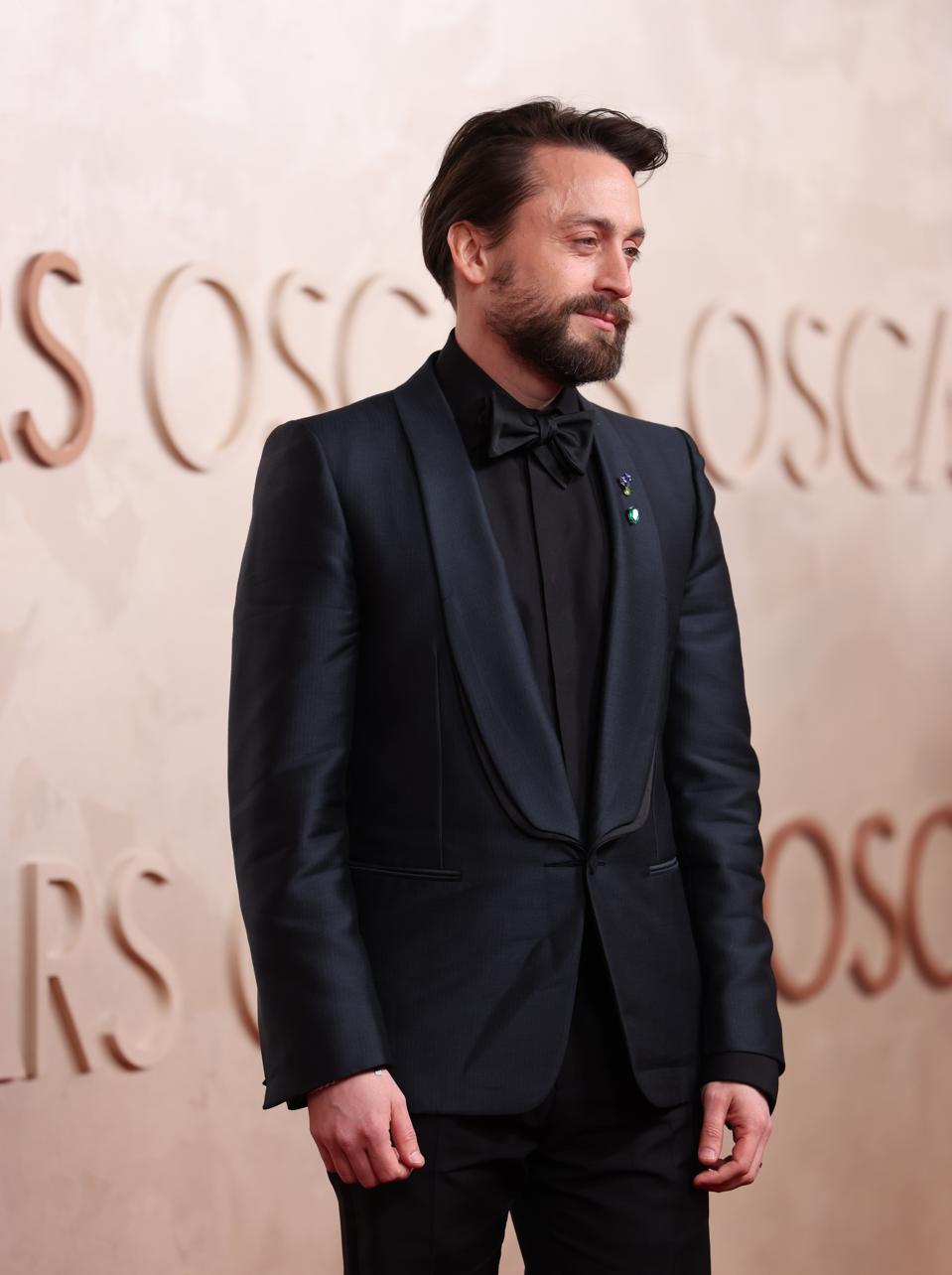 Kieran Culkin, Best Supporting Actor winner, in Kwiat and Fred Leighton jewels.
