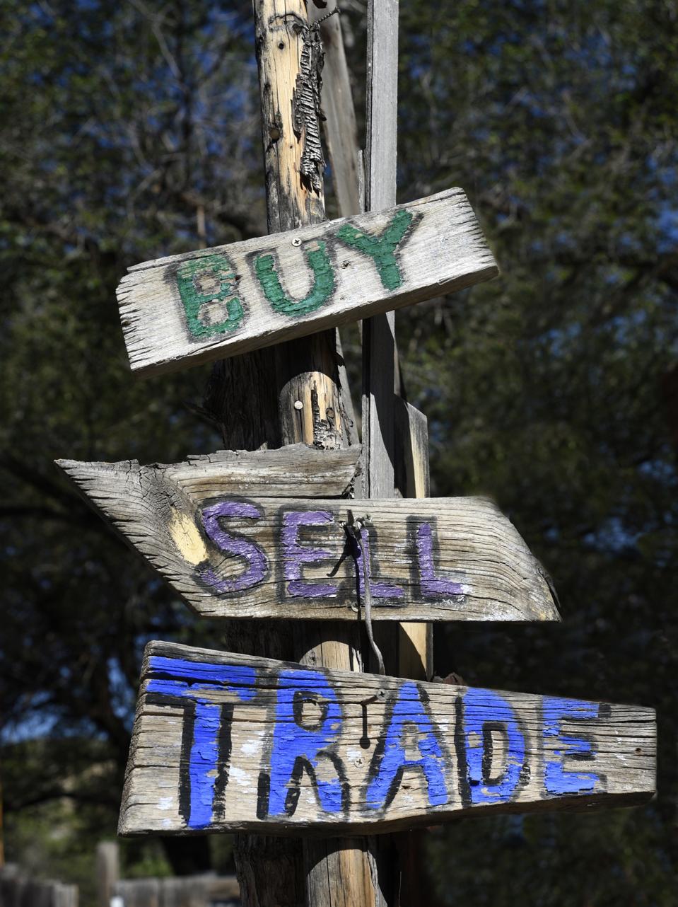 Buy, sell and trade sign