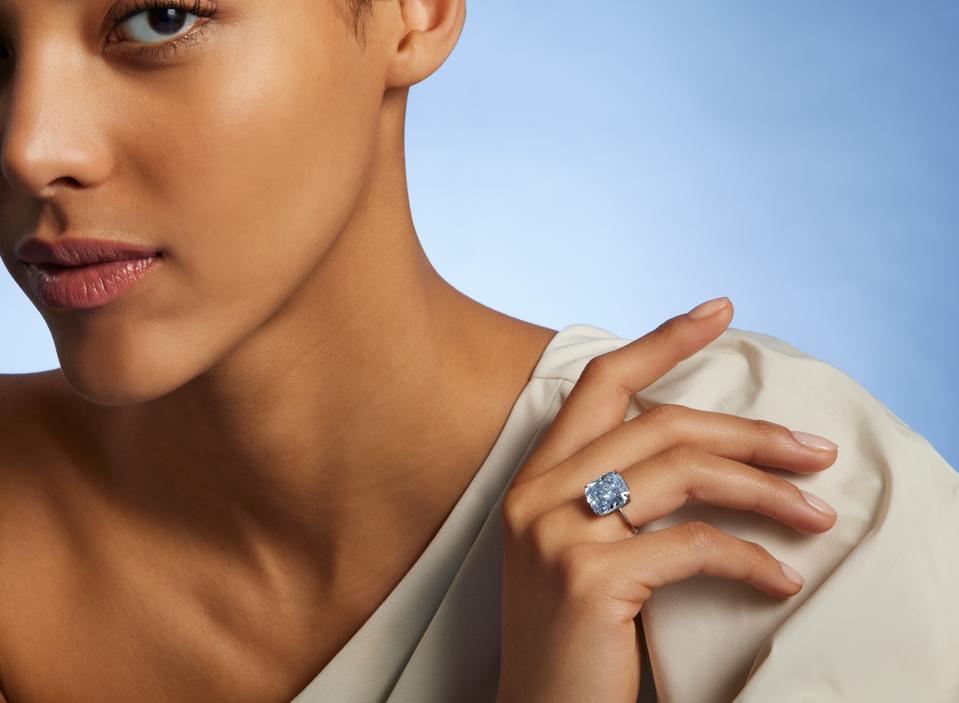 A model wearing the 10.3-carat “The Mediterranean Blue” diamond