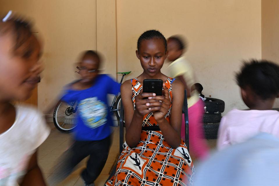 TOPSHOT-DOUNIAMAG-KENYA-EDUCATION-STUDIES-SMARTPHONE-APPLICATION