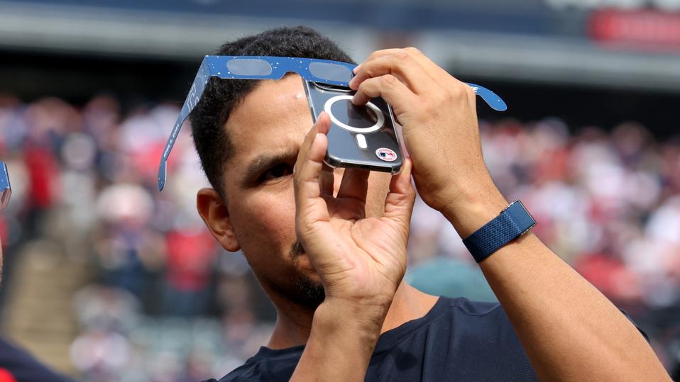 Cara Memotret Gerhana Matahari Sebagian dengan Smartphone Saat Matahari Terbit