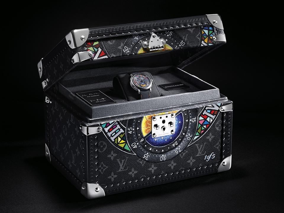 The LVKV-02 GMR 6, comes in a bespoke Louis Vuitton travel trunk.
