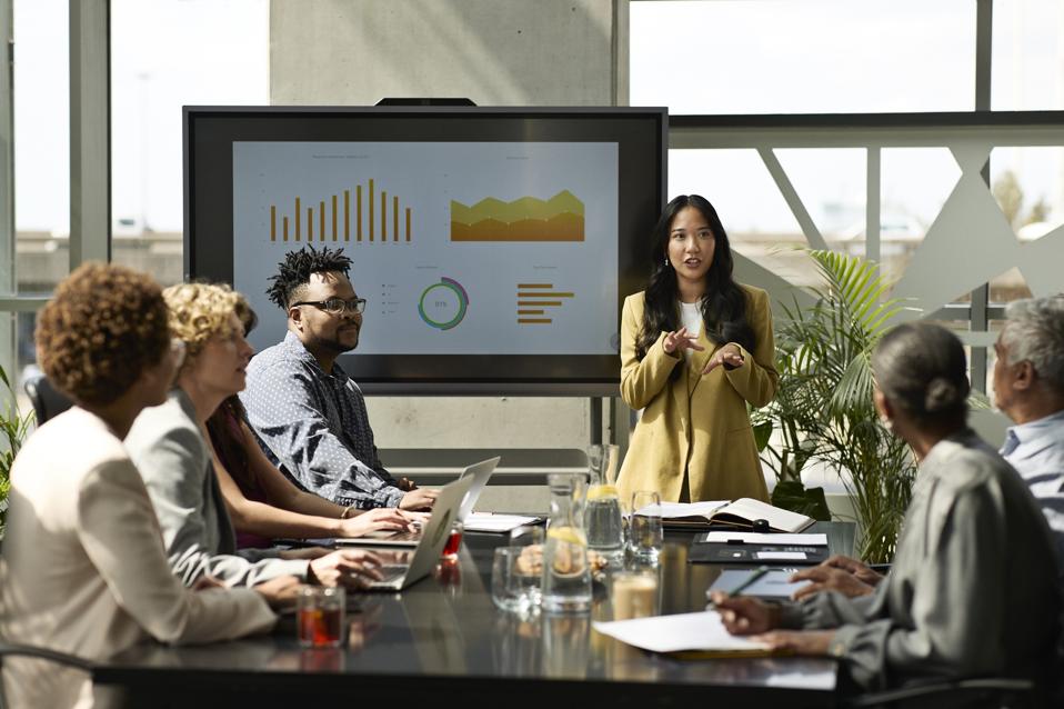 Femme d'affaires qui fait des présentations aux équipes