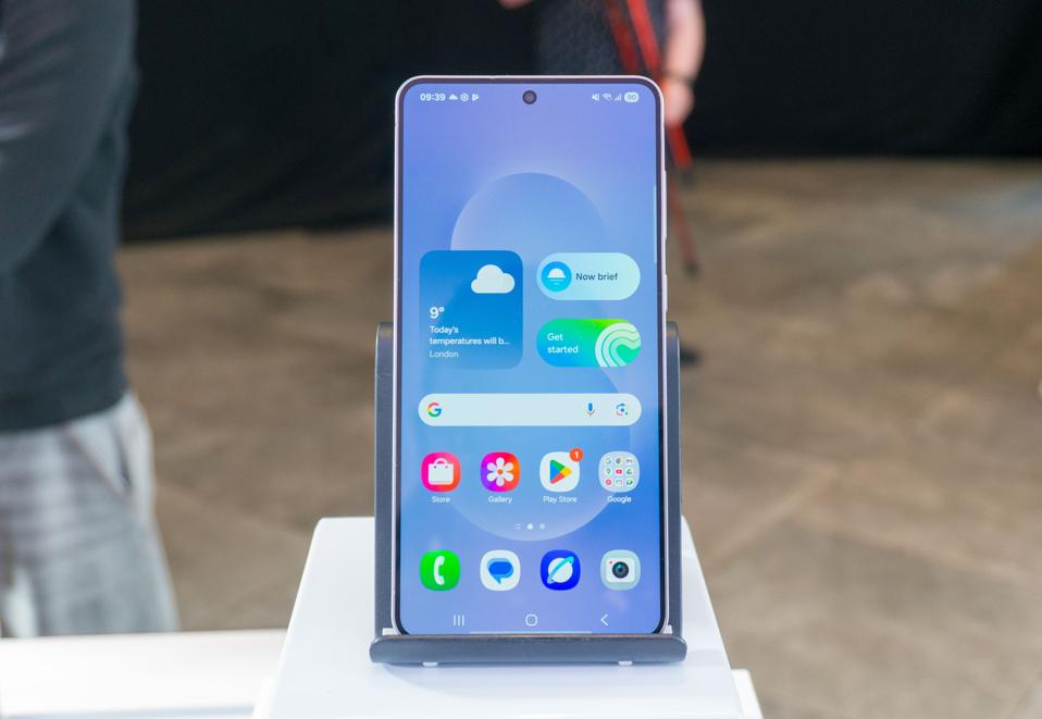 The blue display of the new Samsung Galaxy S25 Edge.