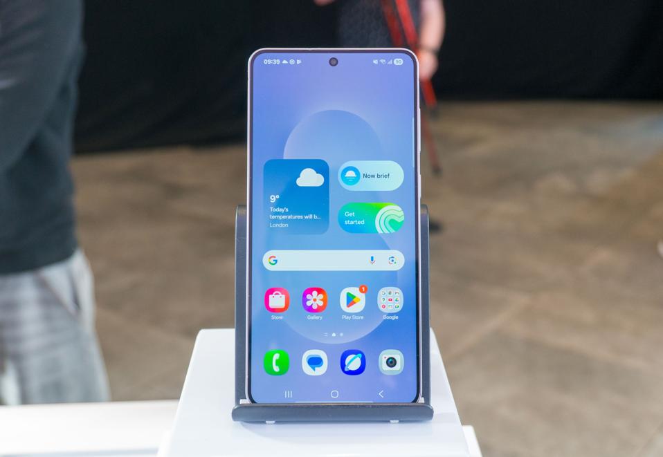 The blue display of the new Samsung Galaxy S25 Edge.