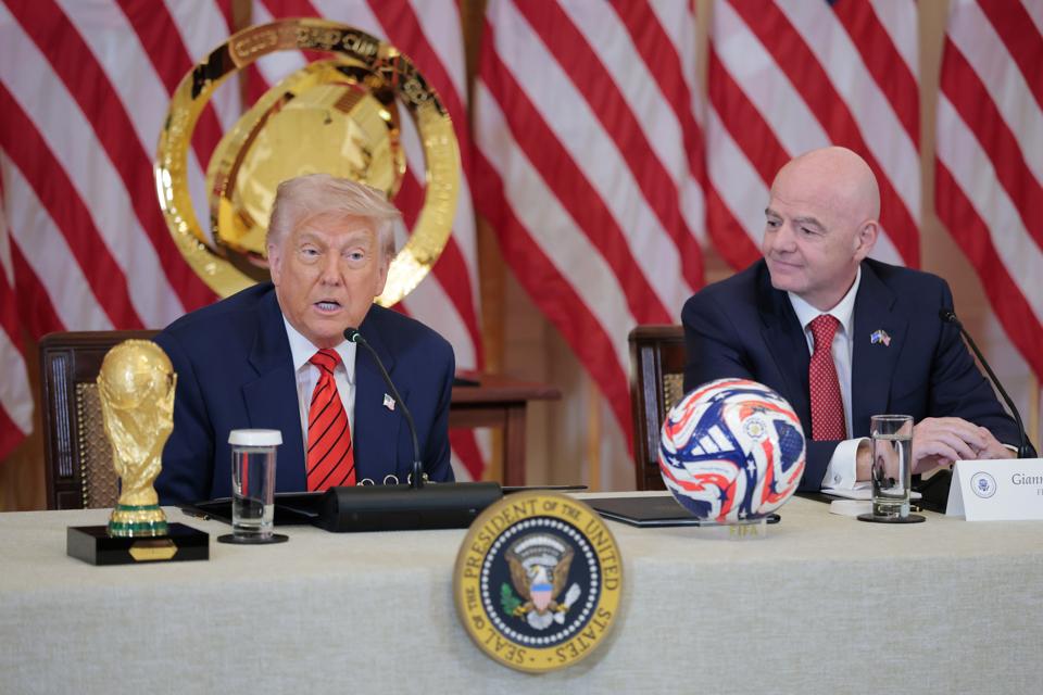 राष्ट्रपति ट्रम्प ने ईस्ट रूम में फीफा टास्क फोर्स की बैठक में भाग लिया