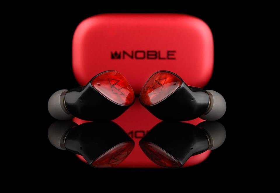 Noble FoKus Amadeus case and earphones