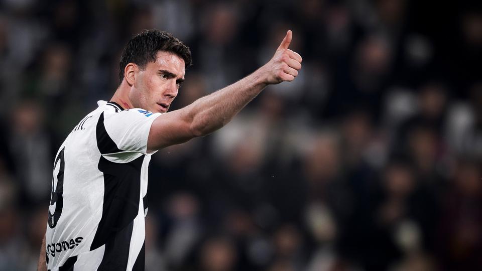 Juventus striker Dusan Vlahovic giving a thumbs up.