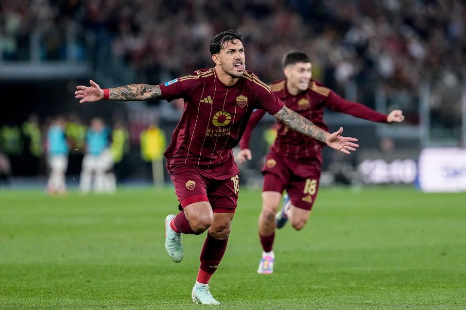 AS Roma midfielder Leandro Paredes celebrating.