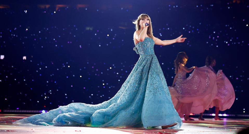 21x9-Taylor Swift_Photo by Emma McIntyre:TAS24