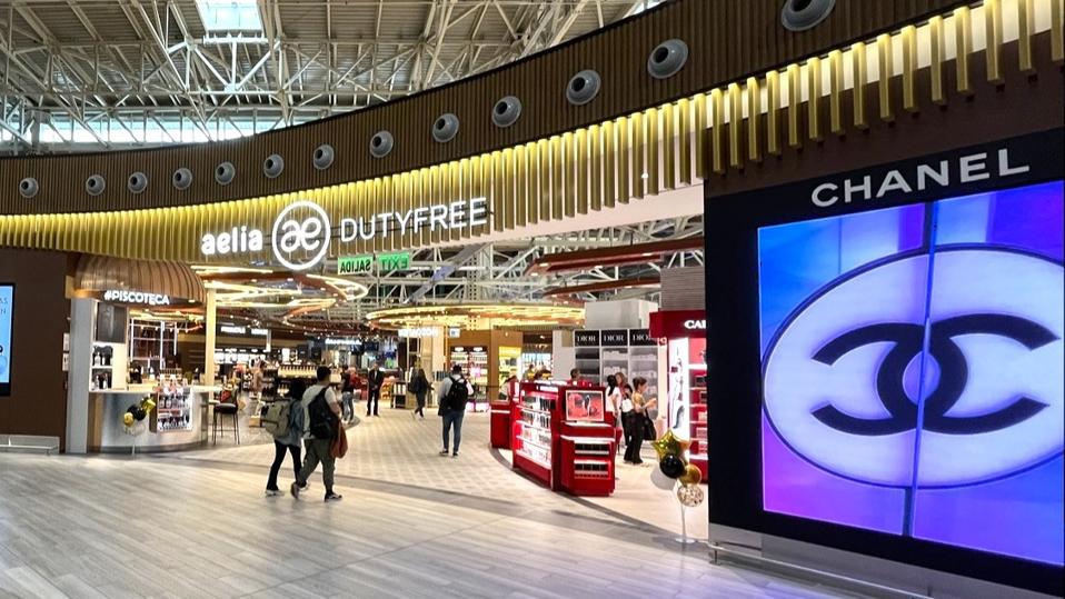 लीमा, पेरू में एलिया ड्यूटी फ्री की विशेषता वाला लैगार्डेरे ट्रैवल रिटेल स्टोर प्रावरणी