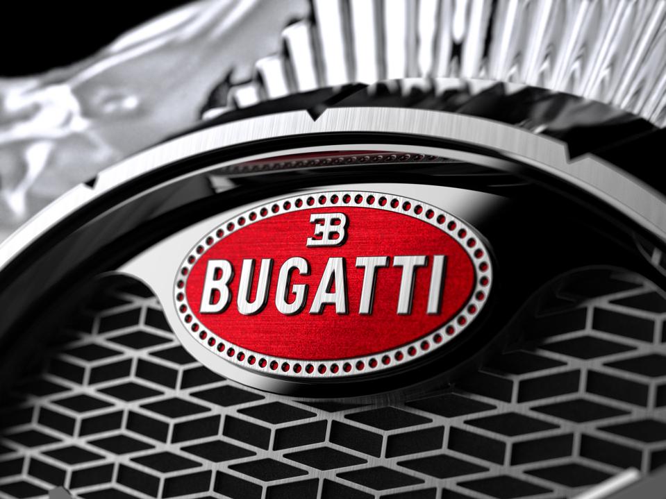 The Bugatti logo in the Bugatti “Macaron” red color on the Bugatti Calandre Table Clock