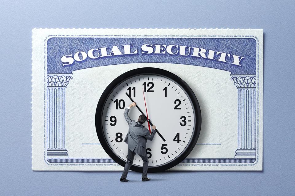 Hombre conteniendo las manos del tiempo frente a la tarjeta del Seguro Social