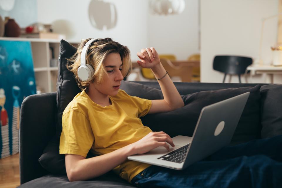 What’s Really Going On With AI In Schools? A High School Student’s POV