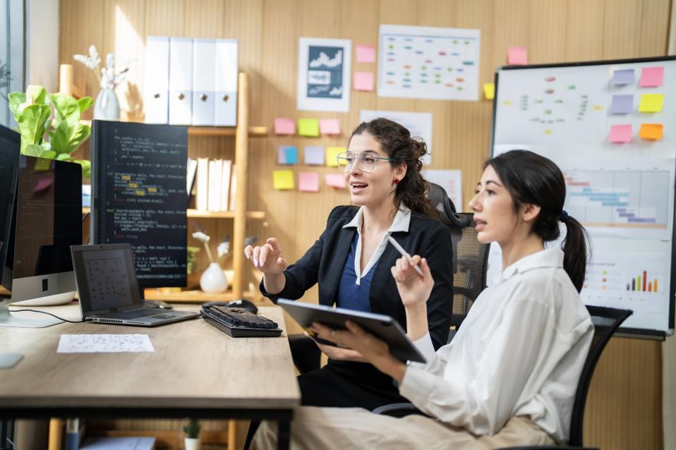 Collaborative Teamwork in a High-Tech Office Environment for Project Development