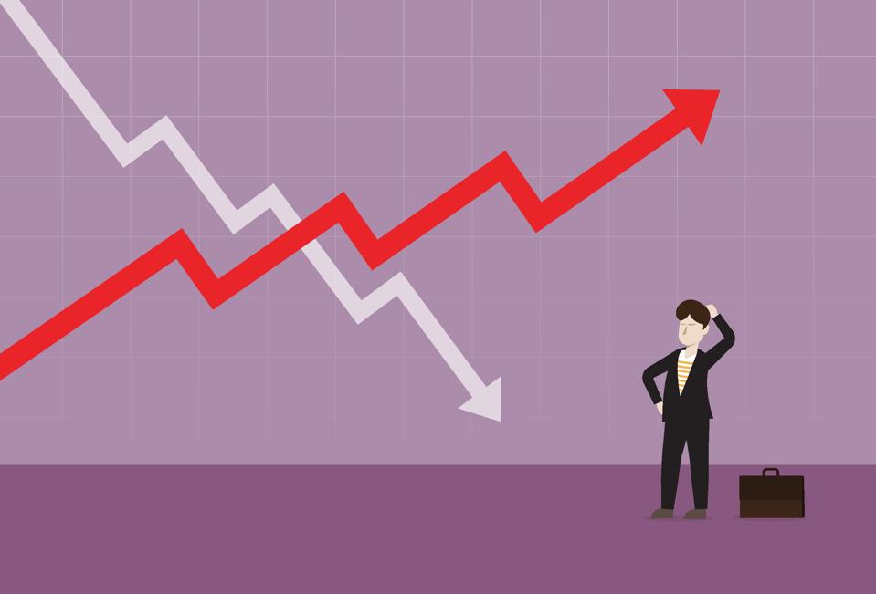 Homme d'affaires qui envisage de graphiques boursiers