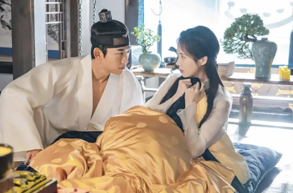 A Joseon era man and woman wake up in bed.
