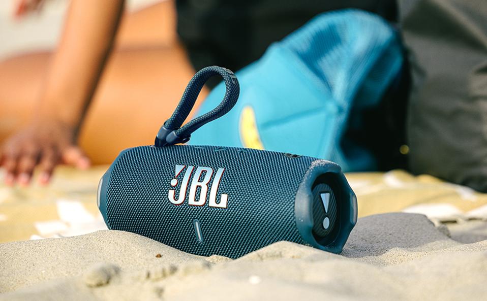 JBL Charge 6 Lifestyle shot on beach